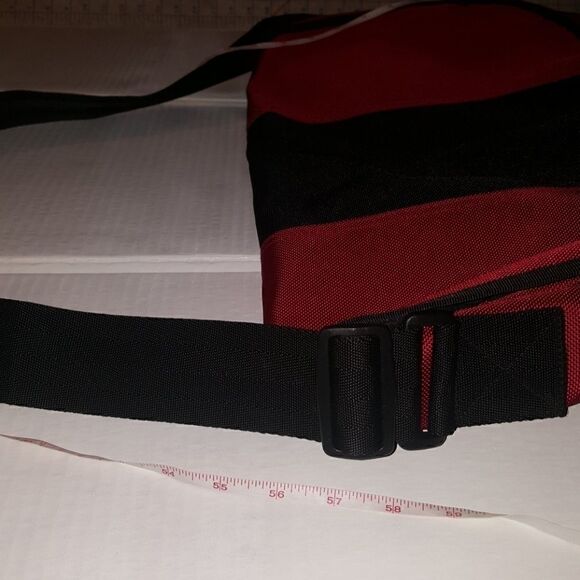 GAP NYLON  MESSENGER BAG WITH ADJUSTABLE STRAP AND SNAP IN BUCKLE CLOSURE - Picture 8 of 8